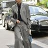 Victoria Beckham, en tailleur gris, dans la rue à New York le 12 mai 2017.