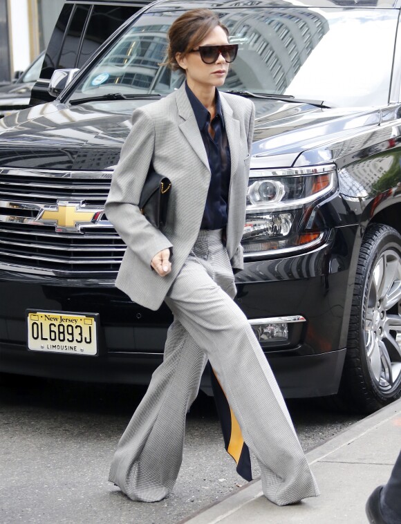 Victoria Beckham, en tailleur gris, quitte l'hôtel Plaza à New York le 12 mai 2017.