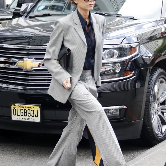 Victoria Beckham, en tailleur gris, quitte l'hôtel Plaza à New York le 12 mai 2017.