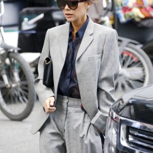 Victoria Beckham, en tailleur gris, quitte l'hôtel Plaza à New York le 12 mai 2017.