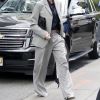 Victoria Beckham, en tailleur gris, quitte l'hôtel Plaza à New York le 12 mai 2017.