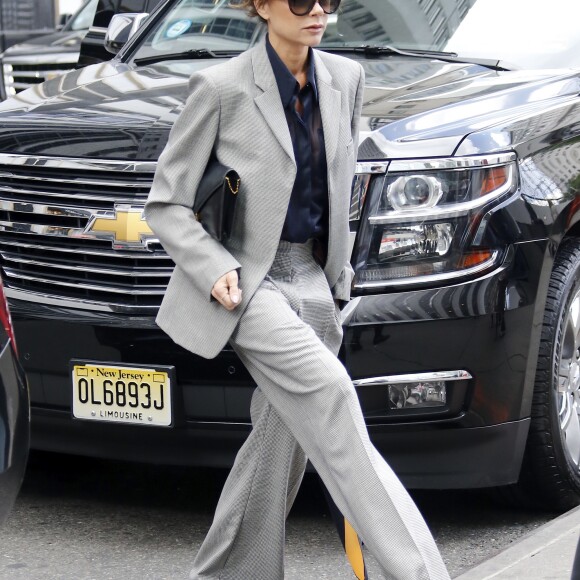 Victoria Beckham, en tailleur gris, quitte l'hôtel Plaza à New York le 12 mai 2017.