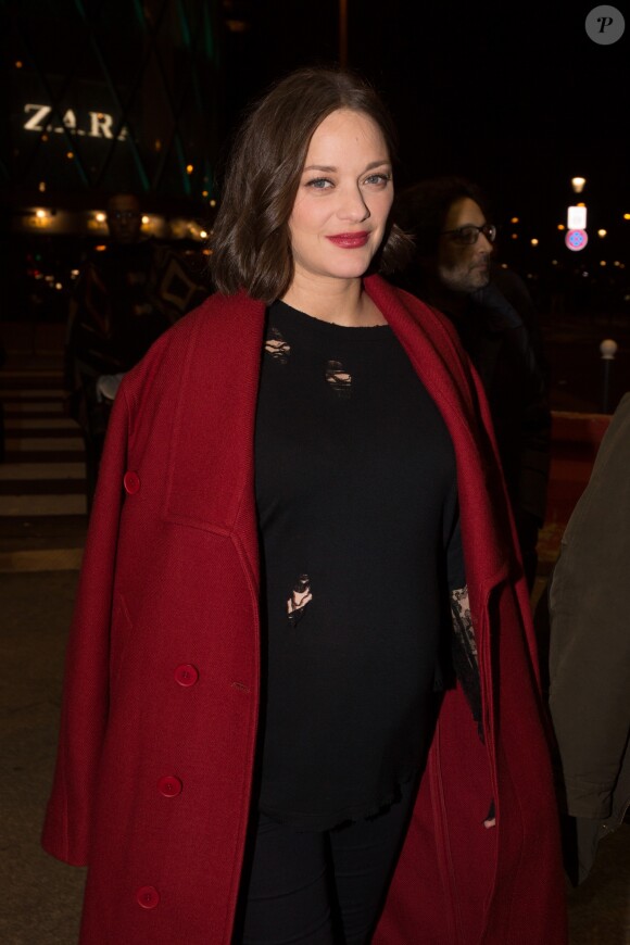 Marion Cotillard enceinte arrive à l'avant-première du film "Rock'n Roll" au Pathé Beaugrenelle à Paris le 13 février 2017.