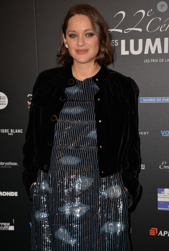 Marion Cotillard, enceinte, à la 22ème cérémonie des Lumières de la presse internationale au Théâtre de la Madeleine à Paris le 30 janvier 2017.