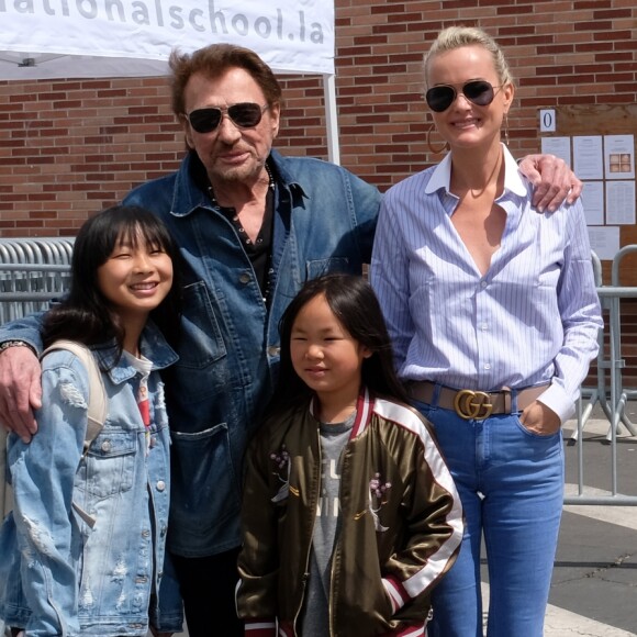 Johnny Hallyday, sa femme Laeticia et leurs filles Jade et Joy au bureau de vote de Los Angeles pour les élections présidentielles françaises de 2017. Le 6 mai 2017 © Chris Delmas / Bestimage