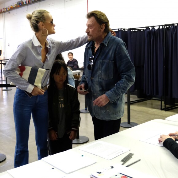 Johnny Hallyday, sa femme Laeticia et leur fille Joy au bureau de vote de Los Angeles pour les élections présidentielles françaises de 2017. Le 6 mai 2017 © Chris Delmas / Bestimage