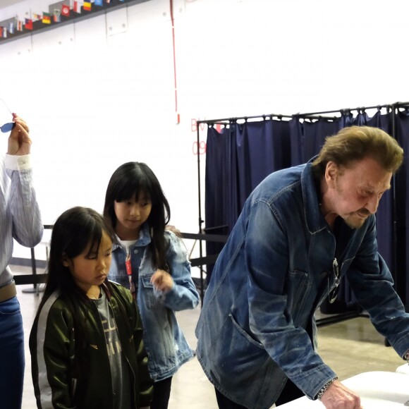Johnny Hallyday, sa femme Laeticia et leurs filles Jade et Joy au bureau de vote de Los Angeles pour les élections présidentielles françaises de 2017. Le 6 mai 2017 © Chris Delmas / Bestimage