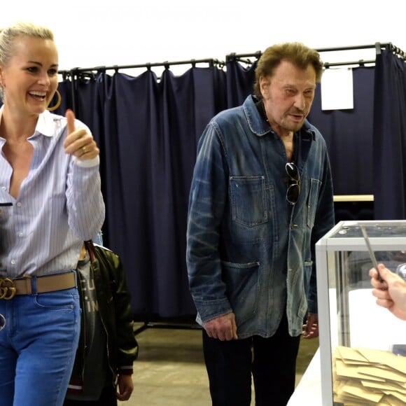 Johnny Hallyday, sa femme Laeticia au bureau de vote de Los Angeles pour les élections présidentielles françaises de 2017. Le 6 mai 2017 © Chris Delmas / Bestimage