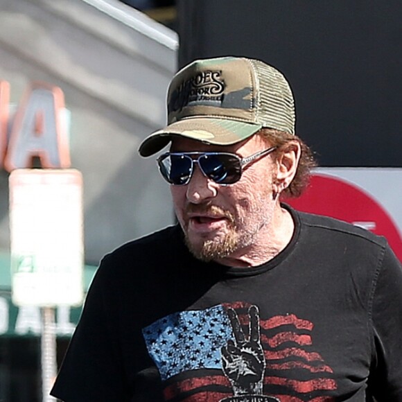 Johnny Hallyday a déjeuné au restaurant 26 Beach à Venice avec son ami Jean-Claude Darmon et son manager Sébastien Farran le 22 avril 2017.