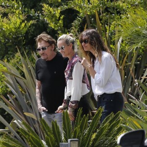 Une vendeuse de voiture de luxe vient faire découvrir une Lamborghini Aventador à Johnny Hallyday chez lui dans sa maison de Los Angeles, Californie, Etats-Unis, le 9 avril 2017. Johnny Hallyday, sa femme Laeticia et leurs amis Caroline de Maigret, Marie Poniatowski et son mari Pierre Rambaldi admirent le bolide sous toute ses coutures, et se prennent aussi en photo avec la voiture. Johnny se met au volant de la Lamborghini Aventador avant que la voiture ne reparte sur un camion.