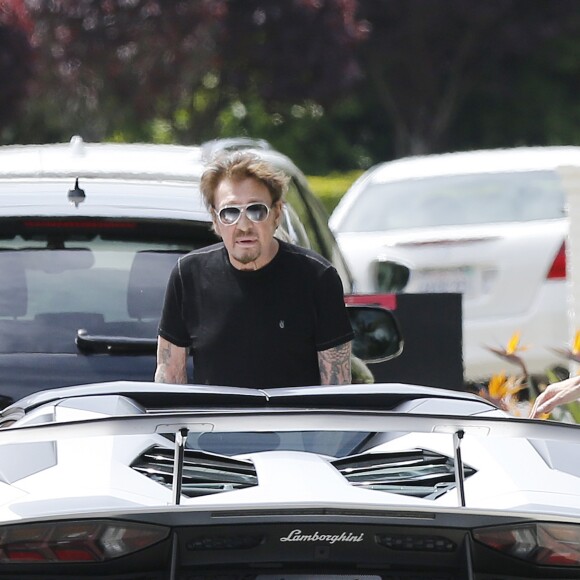 Une vendeuse de voiture de luxe vient faire découvrir une Lamborghini Aventador à Johnny Hallyday chez lui dans sa maison de Los Angeles, Californie, Etats-Unis, le 9 avril 2017. Johnny Hallyday, sa femme Laeticia et leurs amis Caroline de Maigret, Marie Poniatowski et son mari Pierre Rambaldi admirent le bolide sous toute ses coutures, et se prennent aussi en photo avec la voiture. Johnny se met au volant de la Lamborghini Aventador avant que la voiture ne reparte sur un camion.