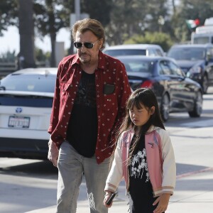 Johnny Hallyday avec sa femme Laeticia, leurs filles Jade et Joy, Marie Poniatowski avec son mari Pierre Rambaldi et leur fille Tess, à Santa Monica, le 1er avril 2017.