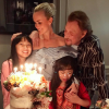 Laeticia Hallyday célébrant son anniversaire (42 ans) lors d'une grande fête organisée à Los Angeles le 19 mars en présence de sa famille et de ses amis. Johnny, Jade et Joy prennent la pose à ses côtés.