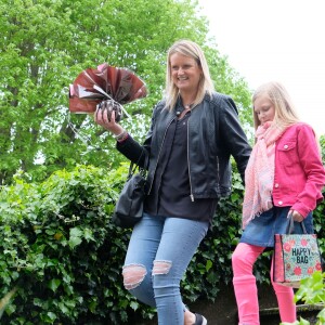 Hélène Rollès a acceuilli Courtney sur le tournage de la série "Les Mystères de l'amour". Mai 2017.