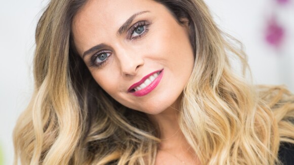 Clara Morgane toujours très hot : Topless au saut du lit !