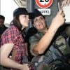 Marion Cotillard fait un selfie avec une militaire à l'aéroport de Nice dans le cadre du 70e Festival International du Film de Cannes, le 16 mai 2017.