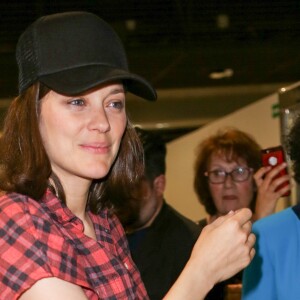 Marion Cotillard décontractée, arrive à l'aéroport de Nice dans le cadre du 70e Festival International du Film de Cannes, le 16 mai 2017.