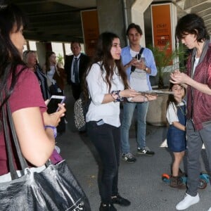 Charlotte Gainsbourg arrive à l'aéroport de Nice dans le cadre du 70ème Festival International du Film de Cannes, le 16 mai 2017.