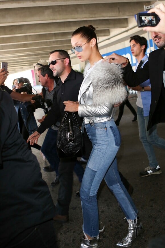 Bella Hadid arrive à l'aéroport de Nice dans le cadre du 70e Festival International du Film de Cannes, le 16 mai 2017.