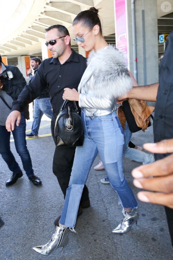 Bella Hadid arrive à l'aéroport de Nice dans le cadre du 70e Festival International du Film de Cannes, le 16 mai 2017.