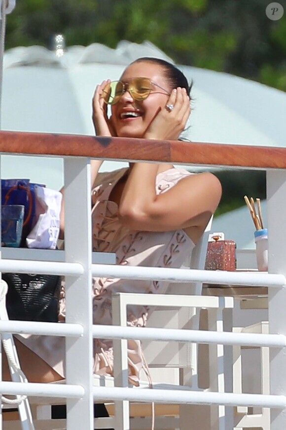 Bella Hadid au Cap Eden Roc à Antibes le 16 mai 2017.