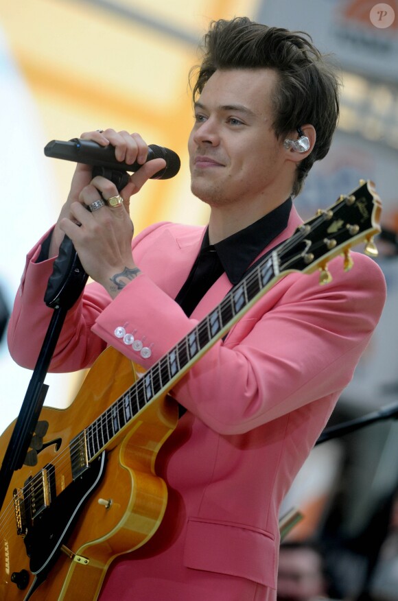 Harry Styles chante sur le plateau de l'émission TV "Today" show à New York, pour présenter les 3 premières chansons de son nouveau album solo dont on ne connait toujours pas le titre. Le 9 mai 2017