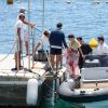 Emily Ratajkowski arrive en bateau à l'Hôtel du Cap-Eden-Roc à Antibes, le 17 mai 2017.
