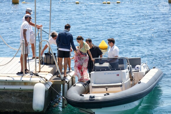 Emily Ratajkowski arrive en bateau à l'Hôtel du Cap-Eden-Roc à Antibes, le 17 mai 2017.