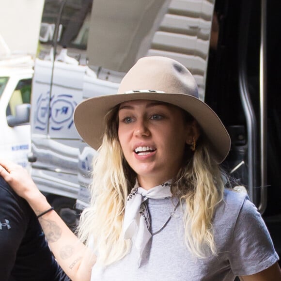 Exclusif - Miley Cyrus prend des selfies avec des fans avant de rentrer dans un immeuble à New York, le 15 mai 2017