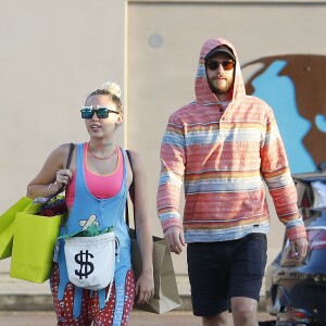 Exclusif - Miley Cyrus fait du shopping avec son compagnon Liam Hemsworth et des amis, elle a offert des sweat shirts à Liam et à ses amis à Malibu le 21 août 2016.