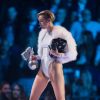 Miley Cyrus fume un joint lorsqu'elle va recevoir son prix aux MTV European Music Awards (EMA) 2013 au Ziggo Dome a Amsterdam le 10 November 2013.