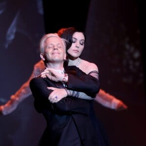 Monica Bellucci et Alex Lutz - Cérémonie d'ouverture du 70ème Festival International du Film de Cannes. Le 17 mai 2017 © Borde-Jacovides-Moreau / Bestimage  Opening ceremony of the 70th Cannes International Film festival. On may 17th 201717/05/2017 - Cannes