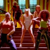 Geri Halliwell : L'ex-Spice Girl rejoue une scène mythique, vingt ans après