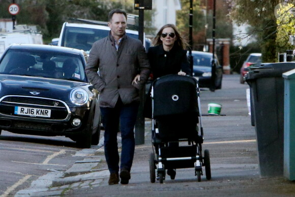 Exclusif - Geri Horner (Geri Halliwell) et son mari Christian Horner promènent leur nouveau-né Montague George Hector Horner à Londres, Royaume Uni, le 21 mars 2017.