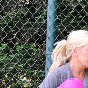 Exclusif - Tori Spelling se remet en forme après bébé avec son coach à Los Angeles, le 16 mai 2017