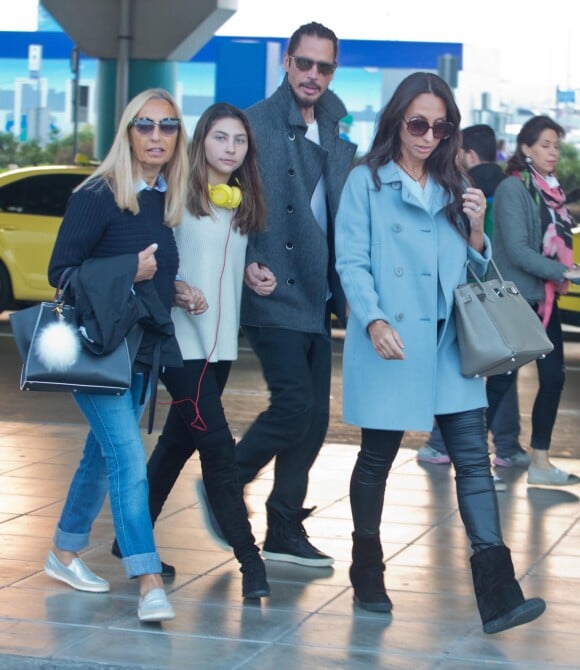 Exclusif - Chris Cornell, sa femme Vicky Karayiannis et leur fille Toni Cornell arrivent à Athènes en Grèce pour assister au concert de Anna Vissi. Le 6 avril 2017.