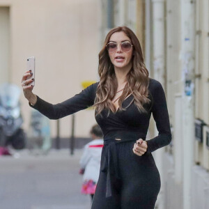 Nabilla Benattia et son compagnon Thomas Vergara sortent de l'hôtel Panache sur les Grands Boulevards avec leur amie et photographe Alix de Beer, vont ensuite dans la boutique "Royal Extensions" dans le 16ème arrondissement, puis se rendent à un shooting Place Vendôme à Paris, le 26 mars 2017. © Agence / Bestimage