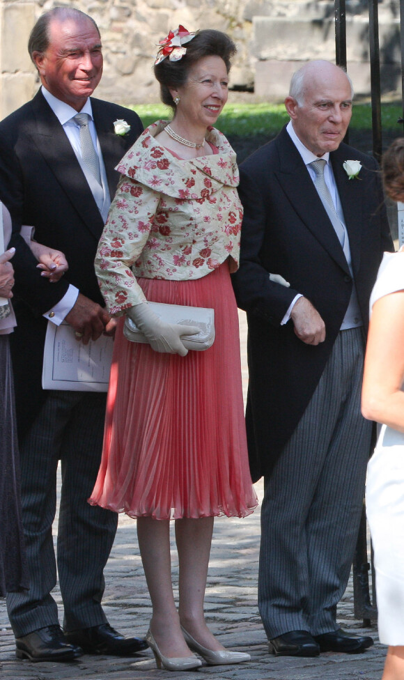 Philip Tindall (à droite), aux côtés de la princesse Anne et de son ex-époux Mark Phillips lors du mariage de Zara Phillips et Mike Tindall le 30 juillet 2011 à Edimbourg en Ecosse.