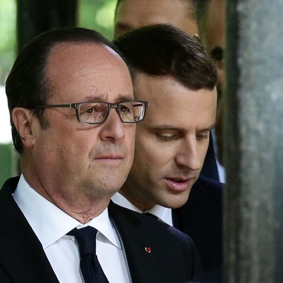 Le président de la République François Hollande et le président élu Emmanuel Macron - Cérémonie de commémoration de l'abolition de l'esclavage au Jardin du Luxembourg (Sénat) à Paris, le 10 mai 2017 à l'occasion de laquelle sera présentée la " Mission pour la mémoire de l'esclavage, des traites et de leurs abolitions ". © Stéphane Lemouton/Bestimage