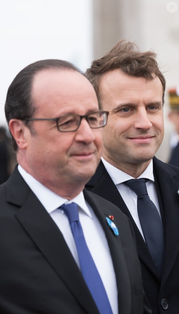 François Hollande et Emmanuel Macron - Cérémonie de commémoration du 72ème anniversaire de la victoire du 8 mai 1945 devant la tombe du Soldat Inconnu à l'Arc de Triomphe à Paris le 8 mai 2017. © Jacques Witt / Pool / Bestimage