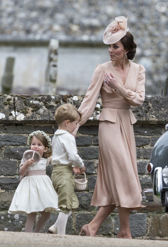 Catherine (Kate) Middleton, duchesse de Cambridge et ses enfants, la princesse Charlotte de Cambridge et le prince George de Cambridge qui sont les enfants d'honneur du mariage de Pippa Middleton et James Matthews, en l'église St Mark à Englefield, Berkshire, Royaume Uni, le 20 mai 2017.