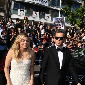 Louane Emera et Benjamin Biolay arrivent en voiture officielle du festival pour la montée des marches du film "Les Fantômes d'Ismaël" lors du 70ème Festival International du Film de Cannes, le 17 mai 2017.