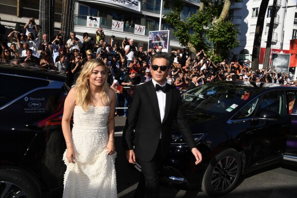 Louane Emera et Benjamin Biolay arrivent en voiture officielle du festival pour la montée des marches du film "Les Fantômes d'Ismaël" lors du 70ème Festival International du Film de Cannes, le 17 mai 2017.