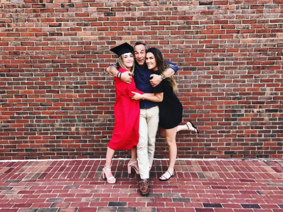 Mike Horn a passé le week-end avec ses filles Annika et Jessica. Cette dernière a été dîplomée de l'université de Boston. Mai 2017.