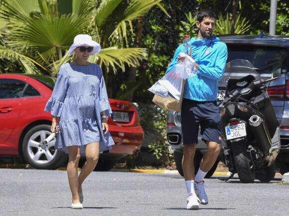 Exclusif - Le joueur de tennis Novak Djokovic s'entraîne sous les yeux de sa femme Jelena Ristic enceinte à Marbella en Espagne le 1er mai 2017.