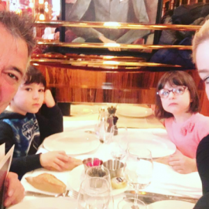 Jean-Marie Bigard, Lola MArois et leurs jumeaux Jules et Bella le 20 mai 2017 à Paris.