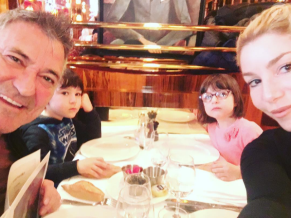 Jean-Marie Bigard, Lola MArois et leurs jumeaux Jules et Bella le 20 mai 2017 à Paris.