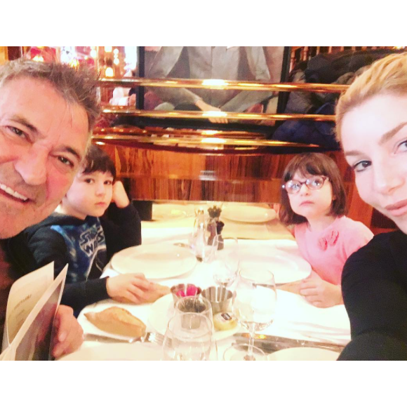 Jean-Marie Bigard, Lola MArois et leurs jumeaux Jules et Bella le 20 mai 2017 à Paris.