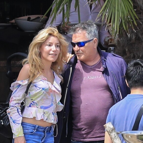 Exclusif - L'humoriste Jean-Marie Bigard et sa femme Lola vont fêter les 63 ans de Jean-Marie en amoureux au restaurant le Chalet des îles le 17 mai 2017.