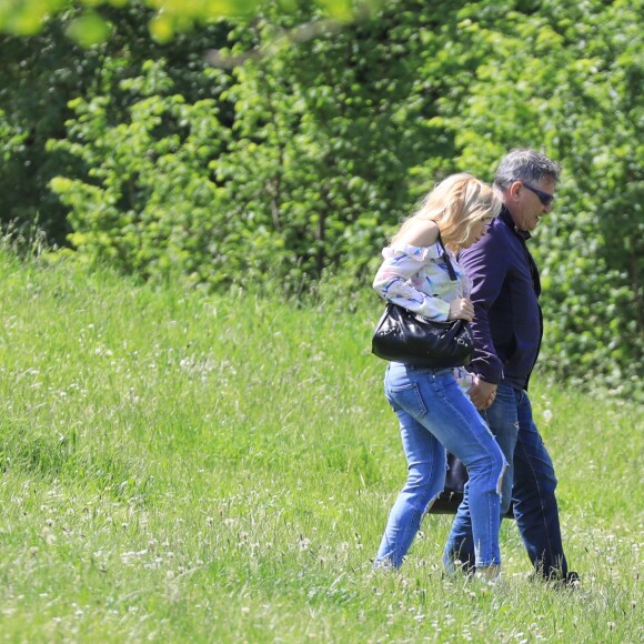 Exclusif - Jean-Marie Bigard et sa femme Lola Marois vont fêter les 63 ans de Jean-Marie en amoureux au restaurant le Chalet des îles le 17 mai 2017.